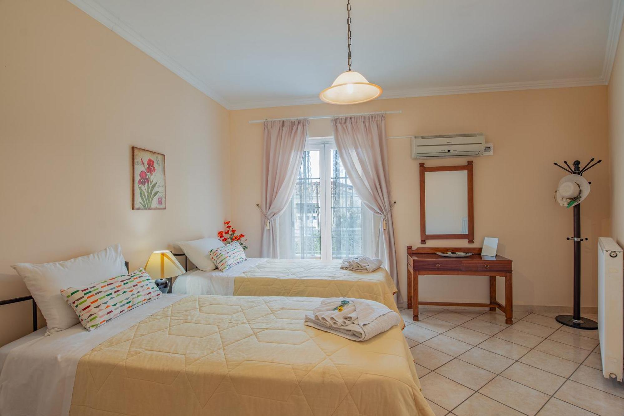 House Of Velenia - 2 Bedroom Apartment Near Old Town, Airport And Bus Station Corfu  Екстериор снимка